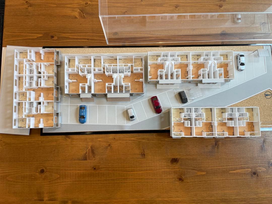 建築模型 1/100 スケール　ケース付き　アパート