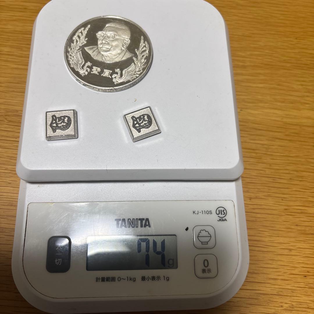 純銀のメダルと純銀の彫物