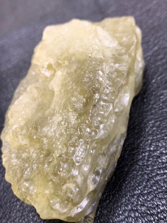 巨大な！リビアンデザートグラス 原石（ガラス隕石）本物保証 165.6g