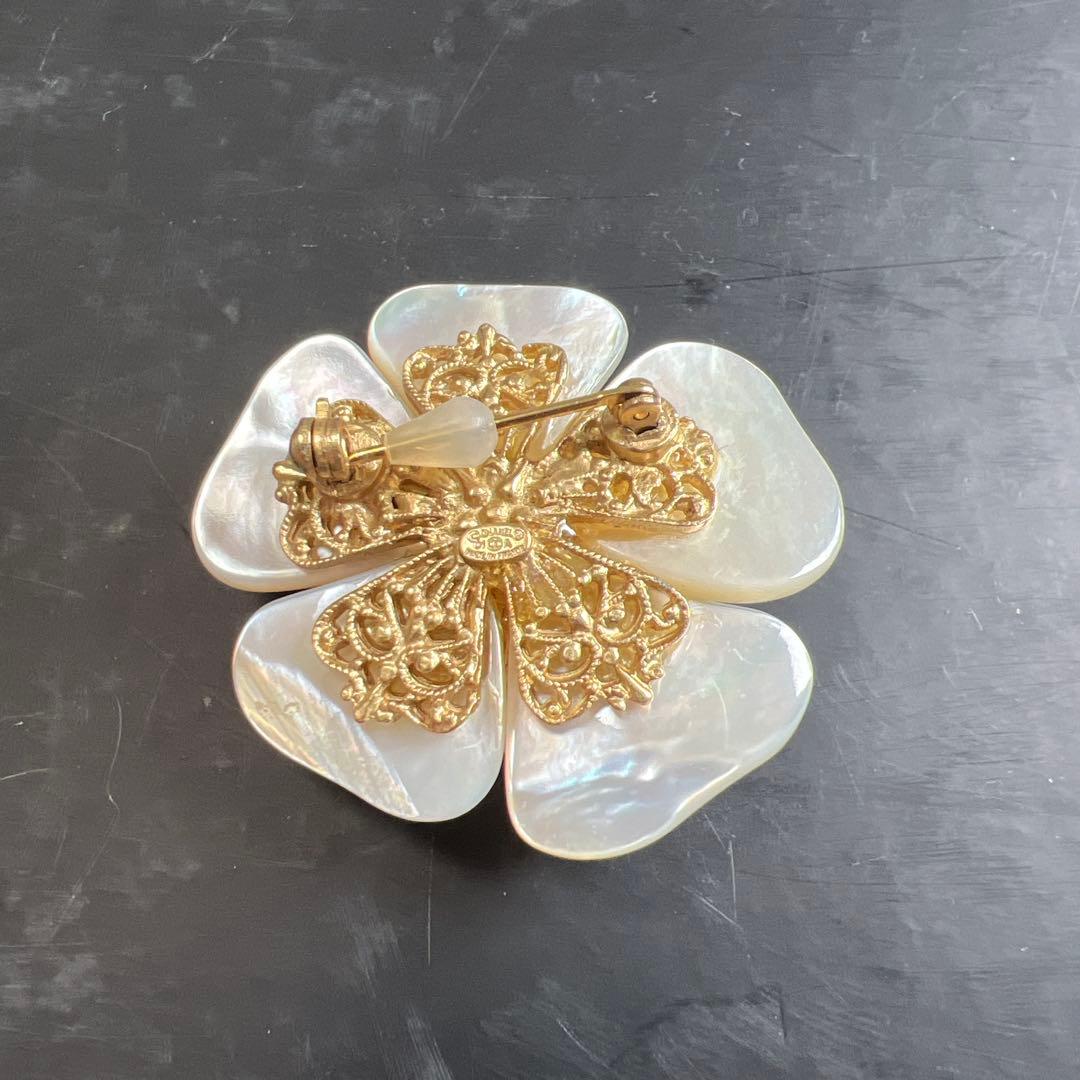 CHANEL ブローチ単品 白蝶貝花型ブローチ