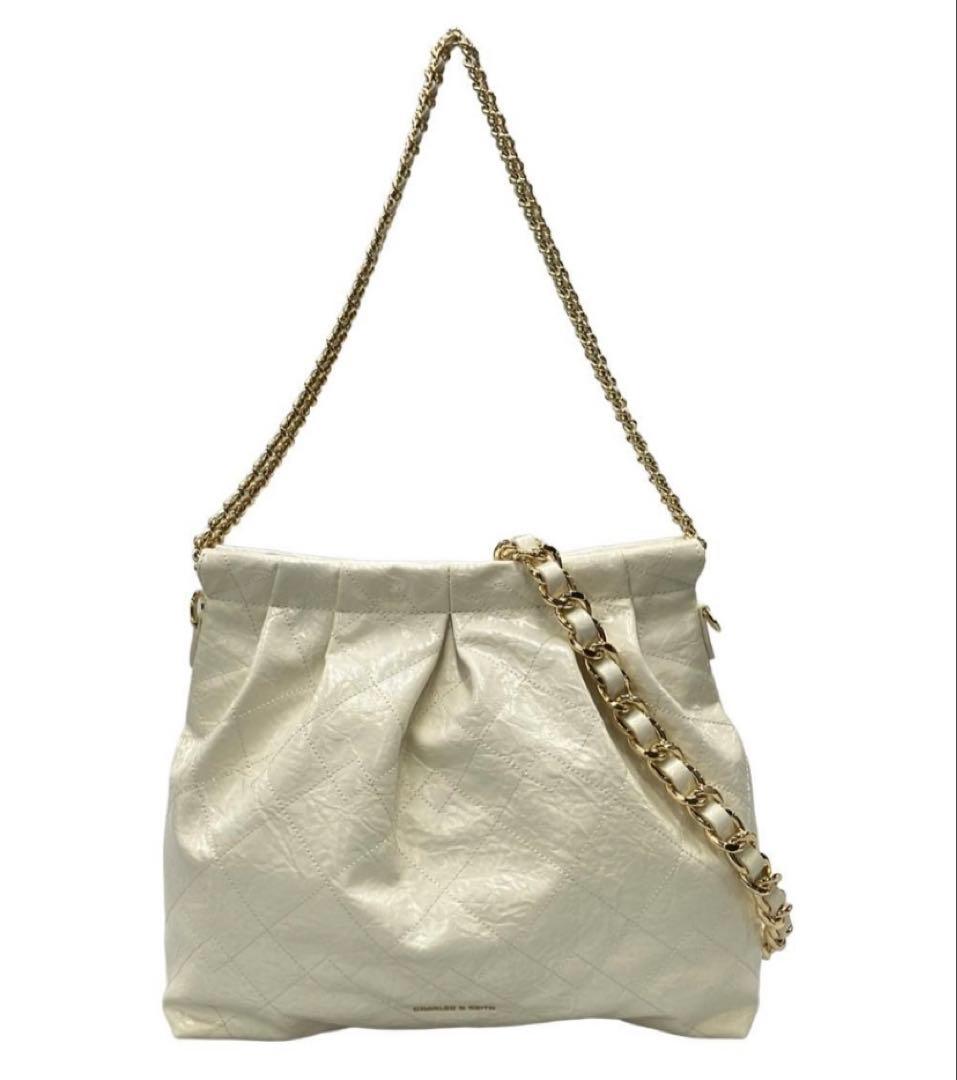 CHARLES & KEITHブレードチェーンハンドルホーボーバッグ クリーム