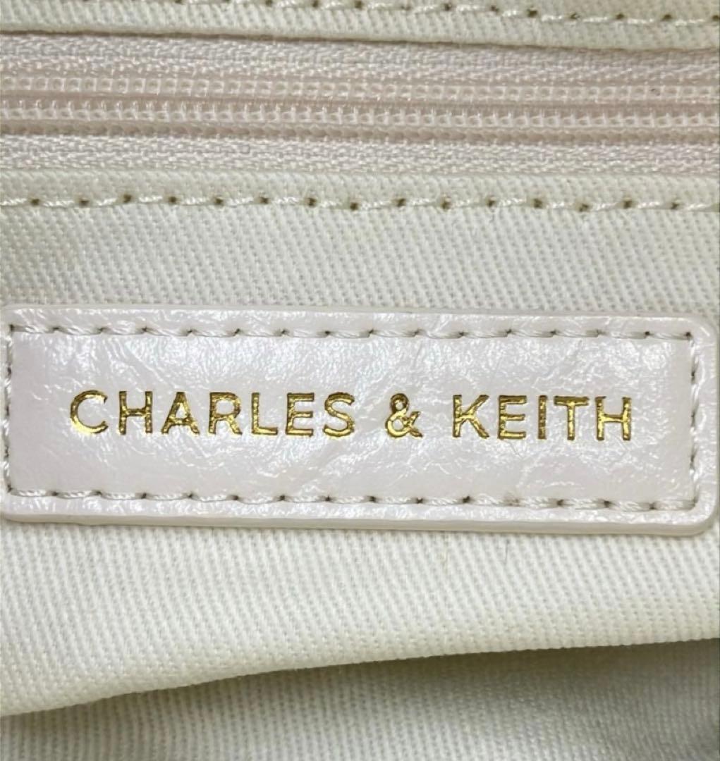 CHARLES & KEITHブレードチェーンハンドルホーボーバッグ クリーム
