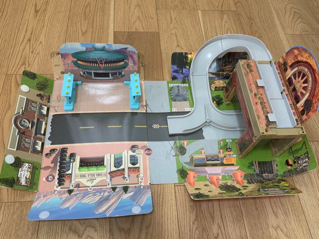 箱付き☆トミカ カーズ あそべるマップ ラジエータースプリングス