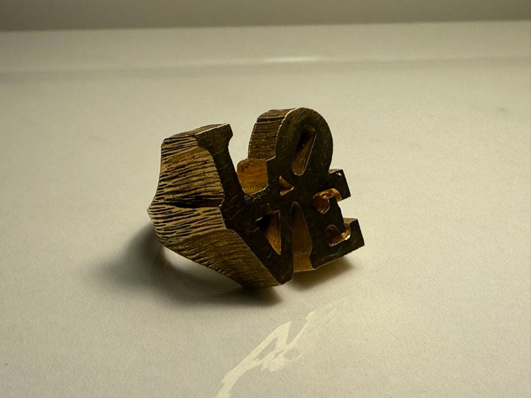 ロバート・インディアナ《LOVE》モチーフ ゴールドカラー リング