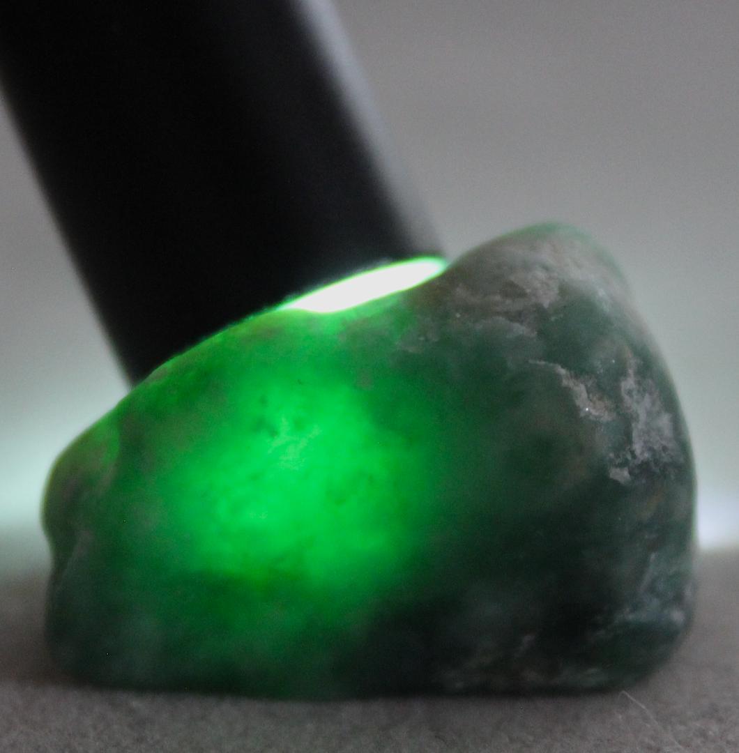 糸魚川濃緑翡翠 糸魚川翡翠 濃いグリーン 【92g】美しいグリーンに透過