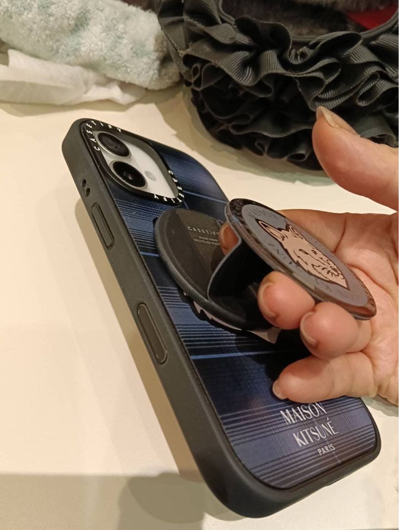 iPhone17限定ver. メゾンキツネCASETiFYのケース(グリップ付き - メルカリ