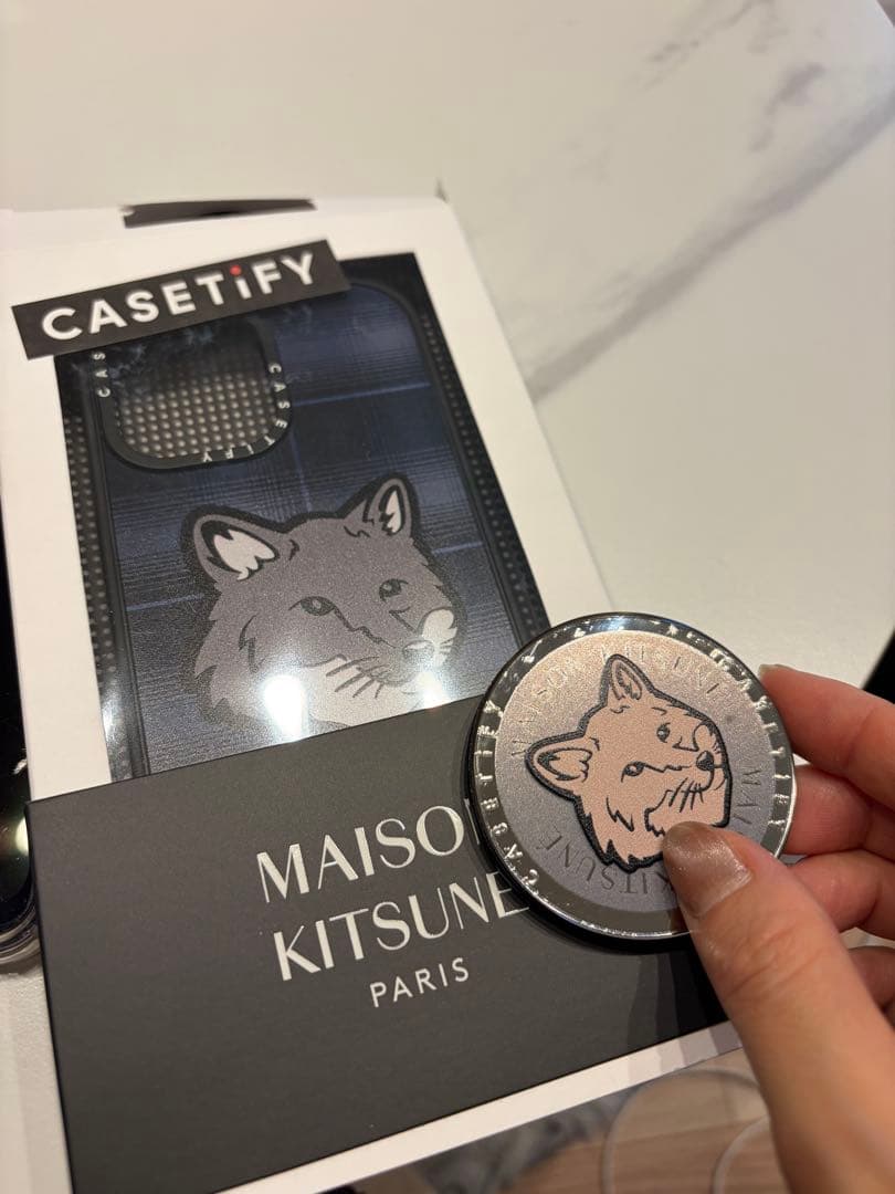 iPhone17限定ver. メゾンキツネCASETiFYのケース(グリップ付き - メルカリ