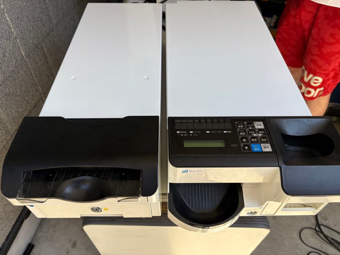 新紙幣不可-新硬貨対応】自動釣銭機富士電機ECS-777