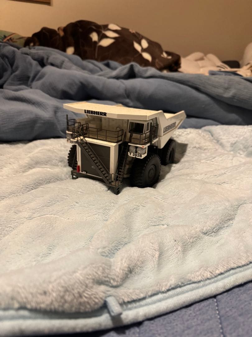 LIEBHERR 1/50 マイニングダンプ