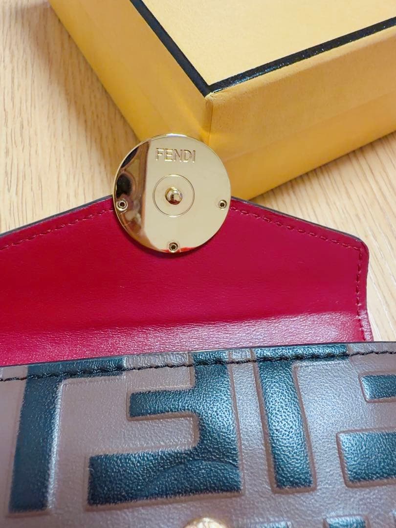 フェンディ 三つ折り財布 エフイズ FFロゴ エンボス レザー バイカラー