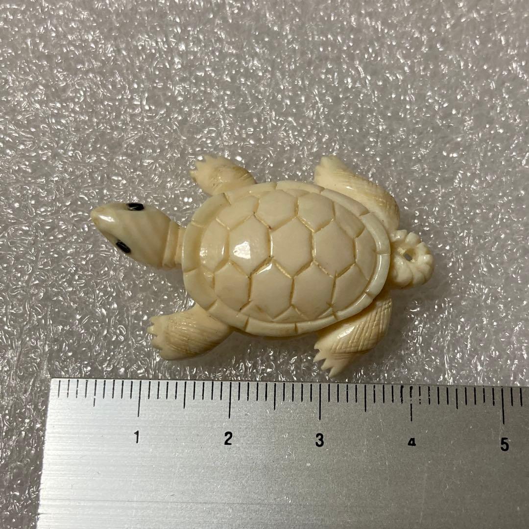 極上天然素材 亀 彫刻 根付 提げ物 - メルカリ