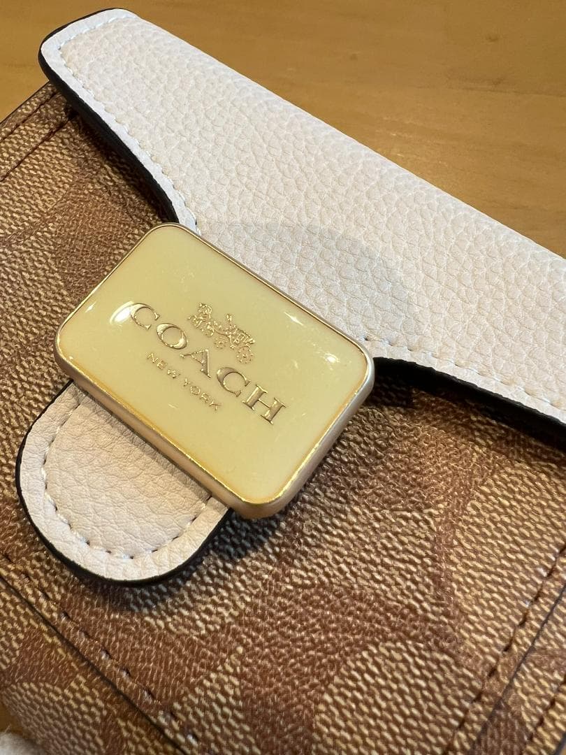 極美品】COACH コーチ 二つ折り財布 ブラウン × ホワイト - メルカリ