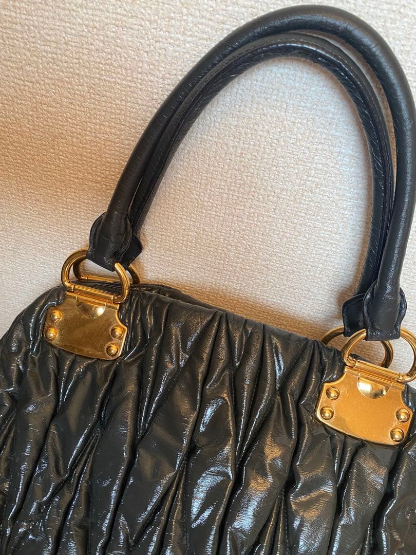 miumiu エナメル素材　ショルダーバッグ