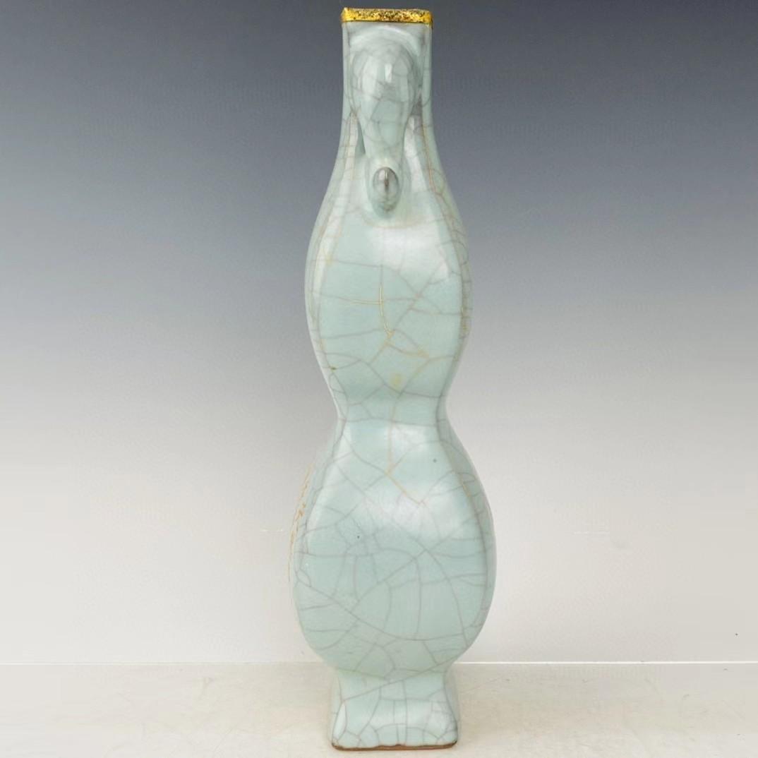 中国古美術・旧蔵の磁器・官窯の金口詩刻瓶・置物・