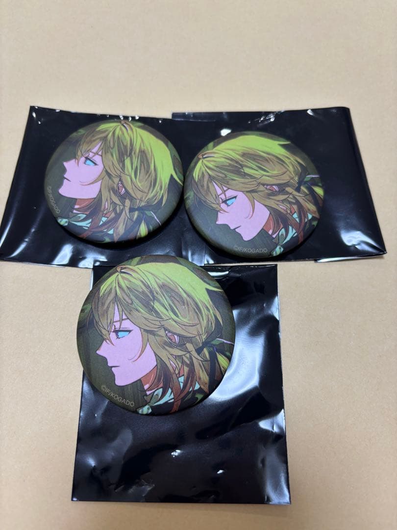 OVER REQUIEMZ】マット缶バッジ オバレク クロード - メルカリ