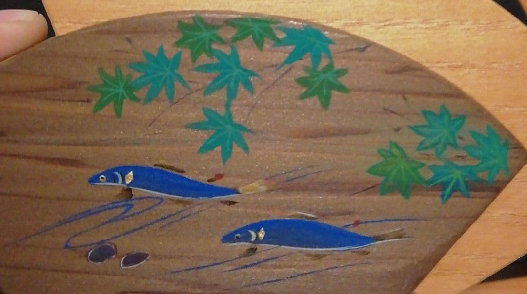 清水晃樹作　加州工芸　神代杉　清流魚絵　扇面　香合　共箱　栞付　茶道具