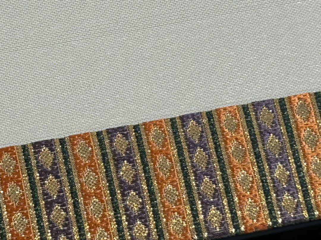 桜と花の美しい刺繍が施された屏風