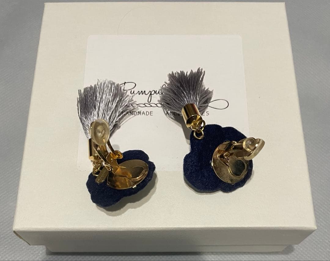 pumpulipuikko OHANA イヤリング ブルー タッセル 刺繍