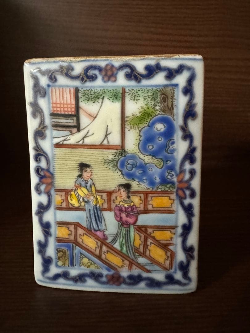 中国骨董　大清乾隆年製　在銘　粉彩　琺瑯彩　筆立て　人物物語絵付け(N-18)