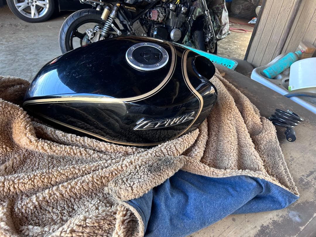 最終値下げ】ゼファーχ 純正 タンク ゼファー400 黒金 ゼファーX