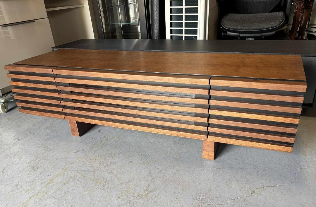 rin.rin.31 高級感 シギヤマ ローボード、テレビ台 ブラウン 高級感 シギヤマ ローボード、テレビ台 ブラウン 幅140cm Used