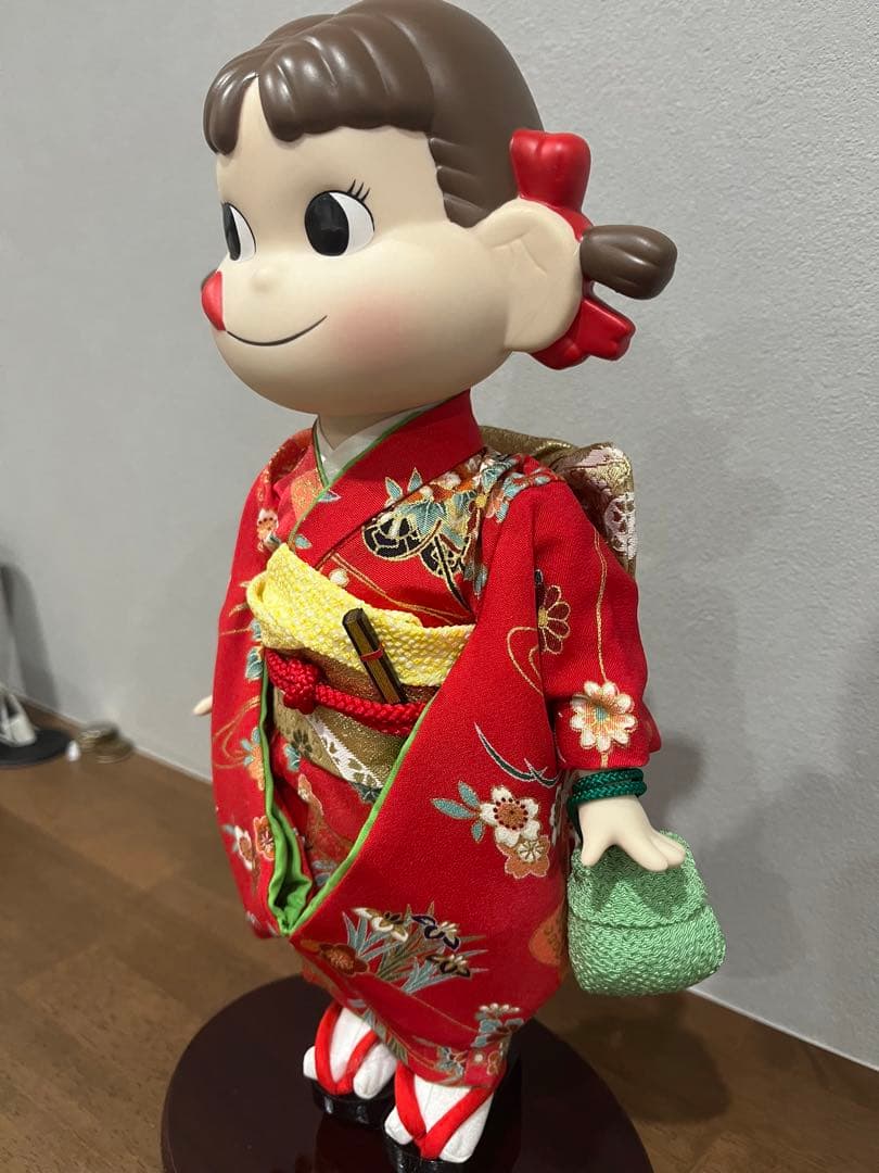 ペコちゃん誕生50周年記念 晴れ着ペコちゃん 茜(あかね)の晴れ着