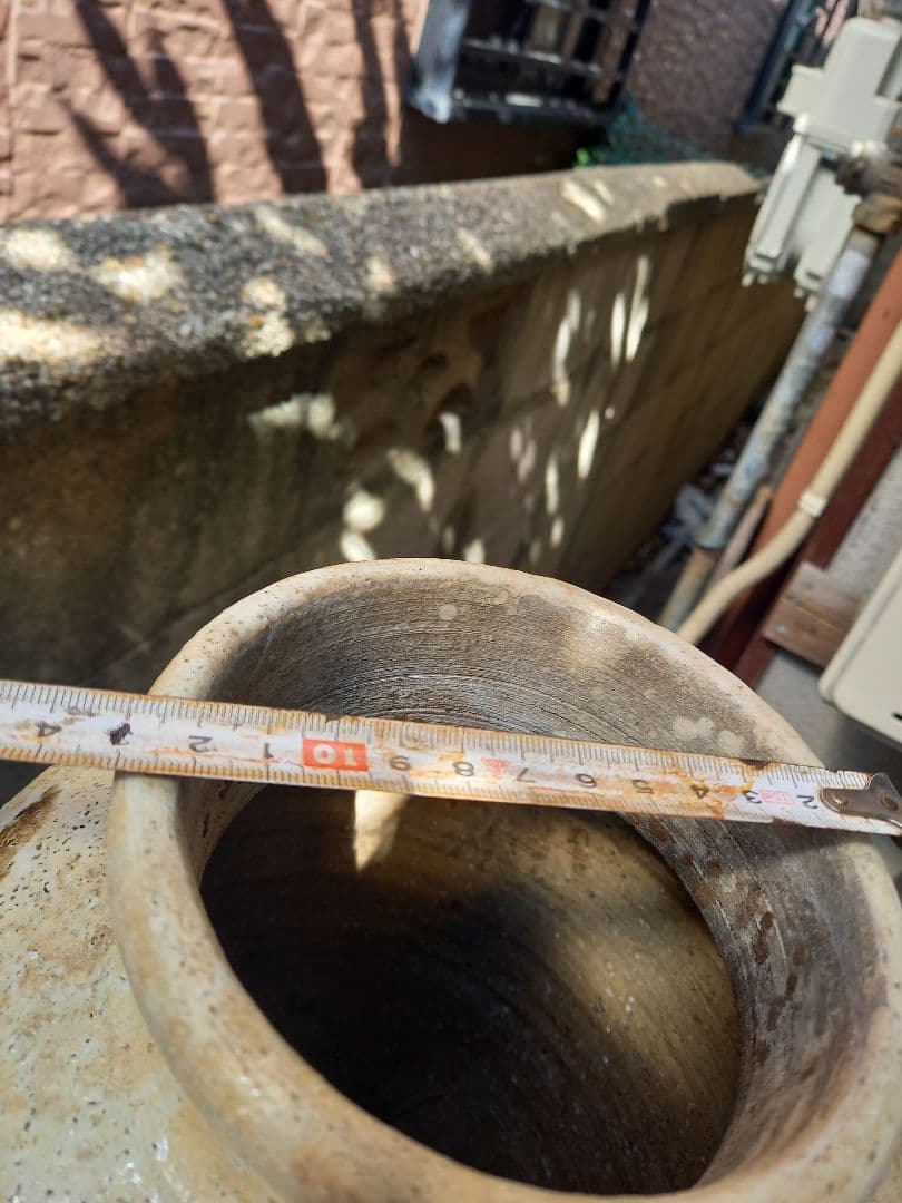 高さは、約３０cm口18cm壺です。