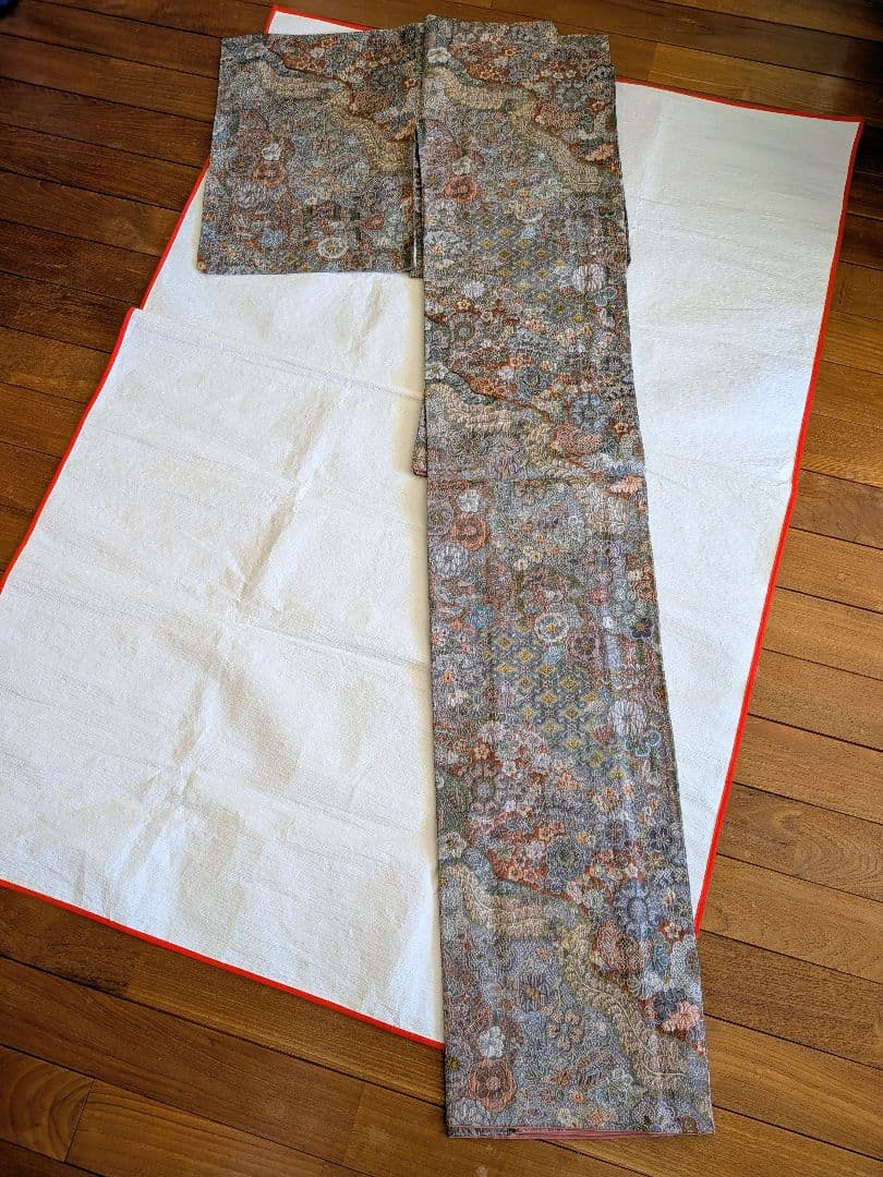 美品】お召し 辻が花模様織り出し 刺繍 優しいグレー 淡ピンク 小紋