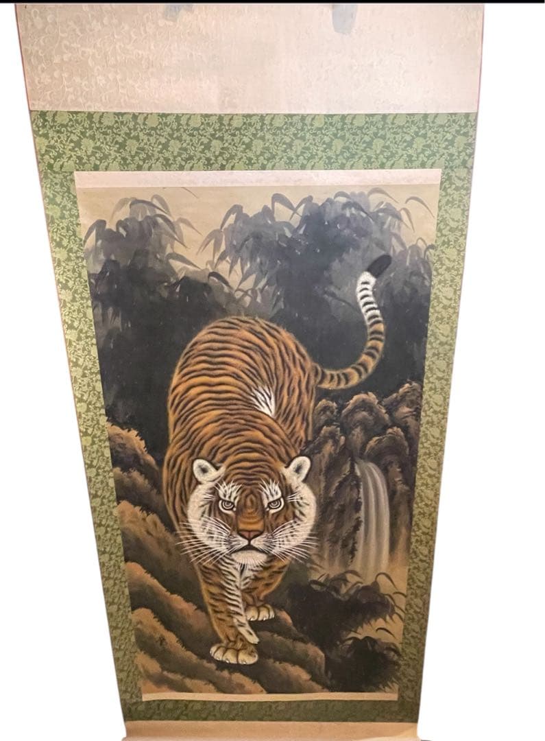 掛軸 龍山筆『猛虎図』肉筆 絹本 厄除け 縁起物 箱付 緻密描写 掛軸 龍山筆『猛虎図』肉筆 絹本 厄除け 縁起物 箱付 緻密描写 - メルカリ