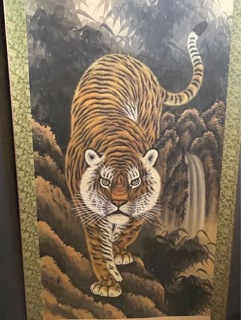 掛軸 龍山筆『猛虎図』肉筆 絹本 厄除け 縁起物 箱付 緻密描写 - メルカリ