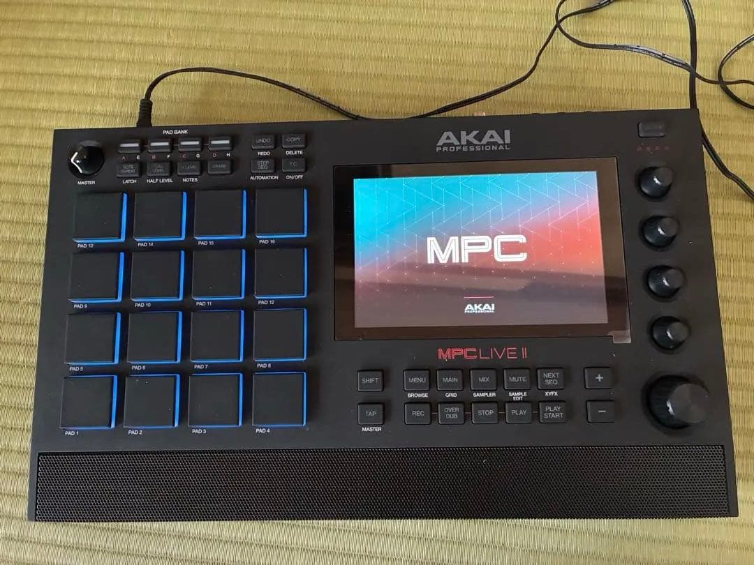 AKAI MPC Live 2 スピーカー付きサンプラー AKAI Professional】モニタースピーカー内蔵のスタンドアローン