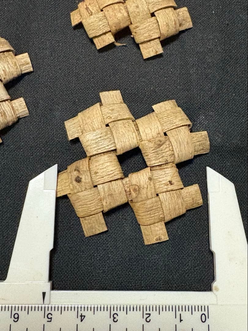 kei　胡桃樹皮ブローチ