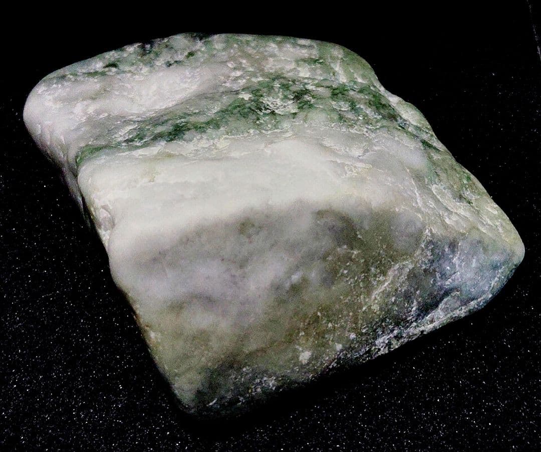 ☆翡翠原石☆糸魚川硬玉【小滝・川ズレ・ミロナイト翡翠352g】
