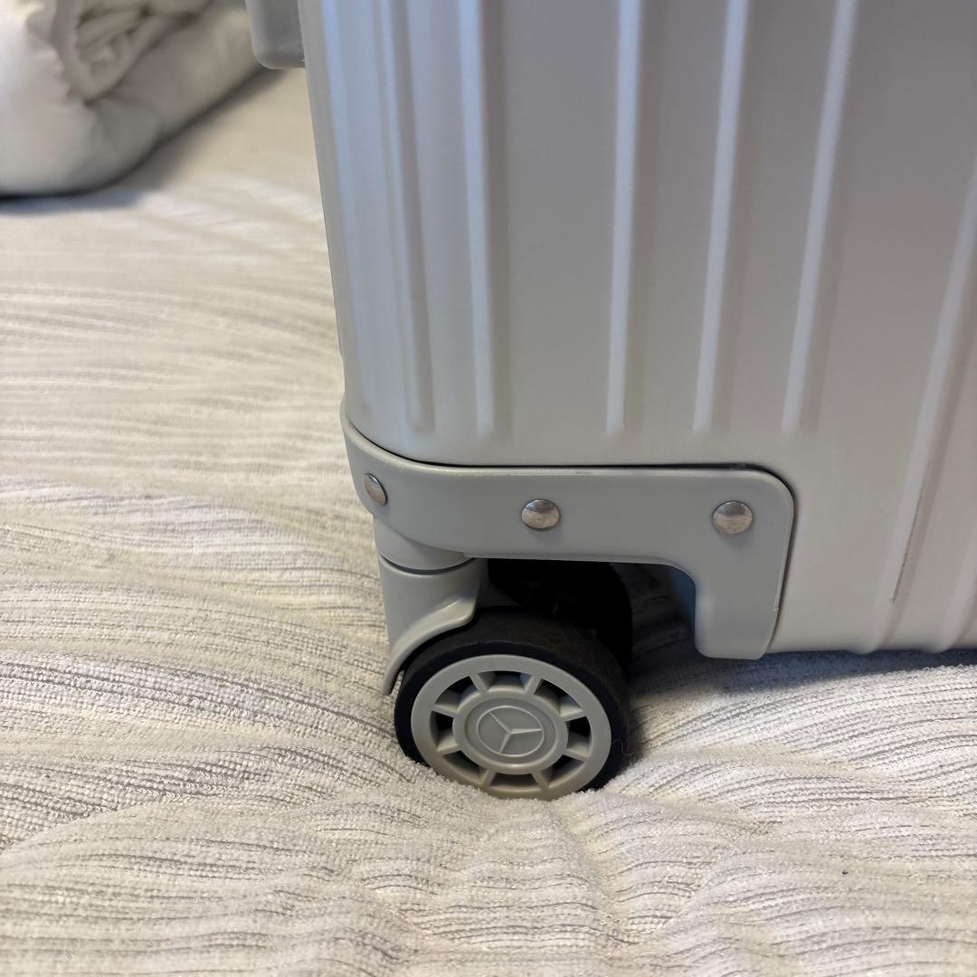 Mercedes シルバー キャリーケースと非売品のベアーのぬいぐるみ付き