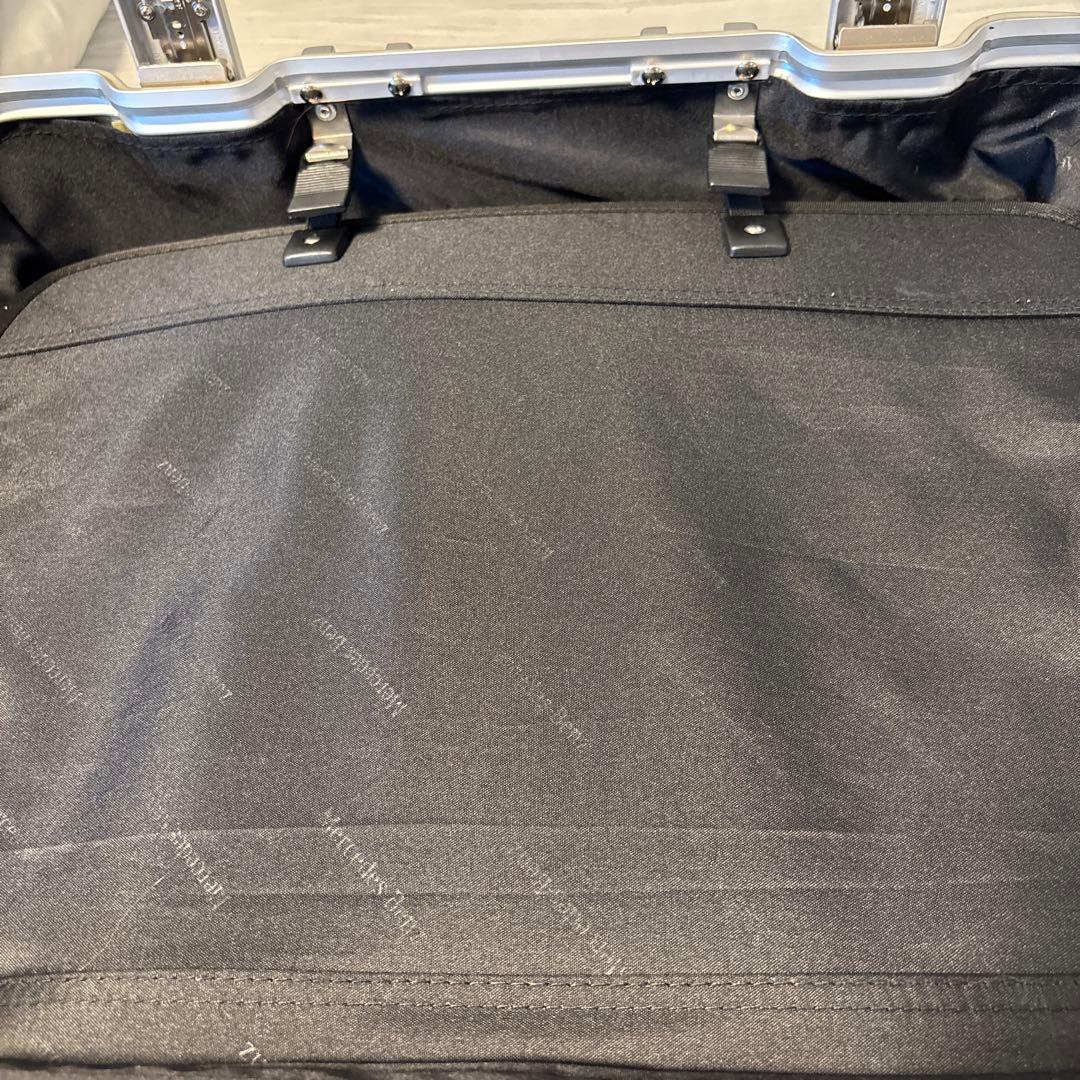 Mercedes シルバー キャリーケースと非売品のベアーのぬいぐるみ付き