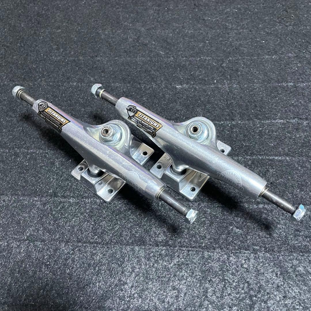 サンダートラック　スケートボード　スケボートラック　新品　チタニウム　149