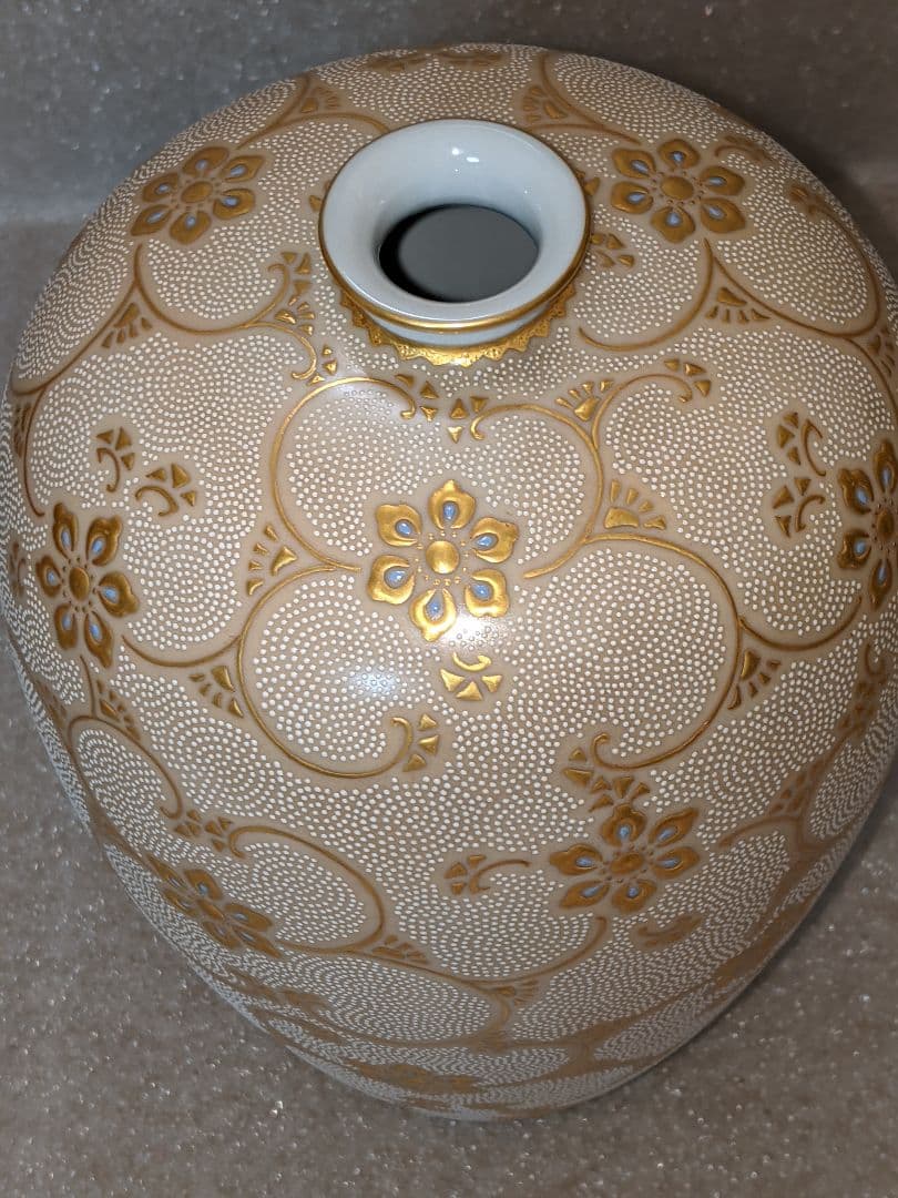 九谷焼 人気作家『仲田錦玉』造 渦打白粒唐草文☆花瓶　花入れ　壺