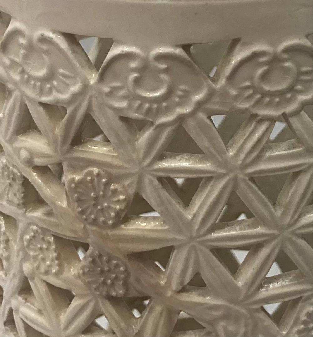 B168s  淡黄磁「梅透し彫筒飾り」砥部焼　花瓶　大正昭和　竹梅　愛媛