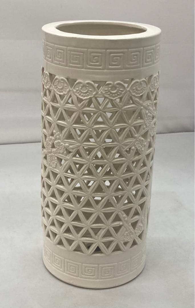 B168s  淡黄磁「梅透し彫筒飾り」砥部焼　花瓶　大正昭和　竹梅　愛媛