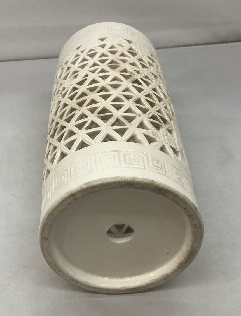 B168s  淡黄磁「梅透し彫筒飾り」砥部焼　花瓶　大正昭和　竹梅　愛媛