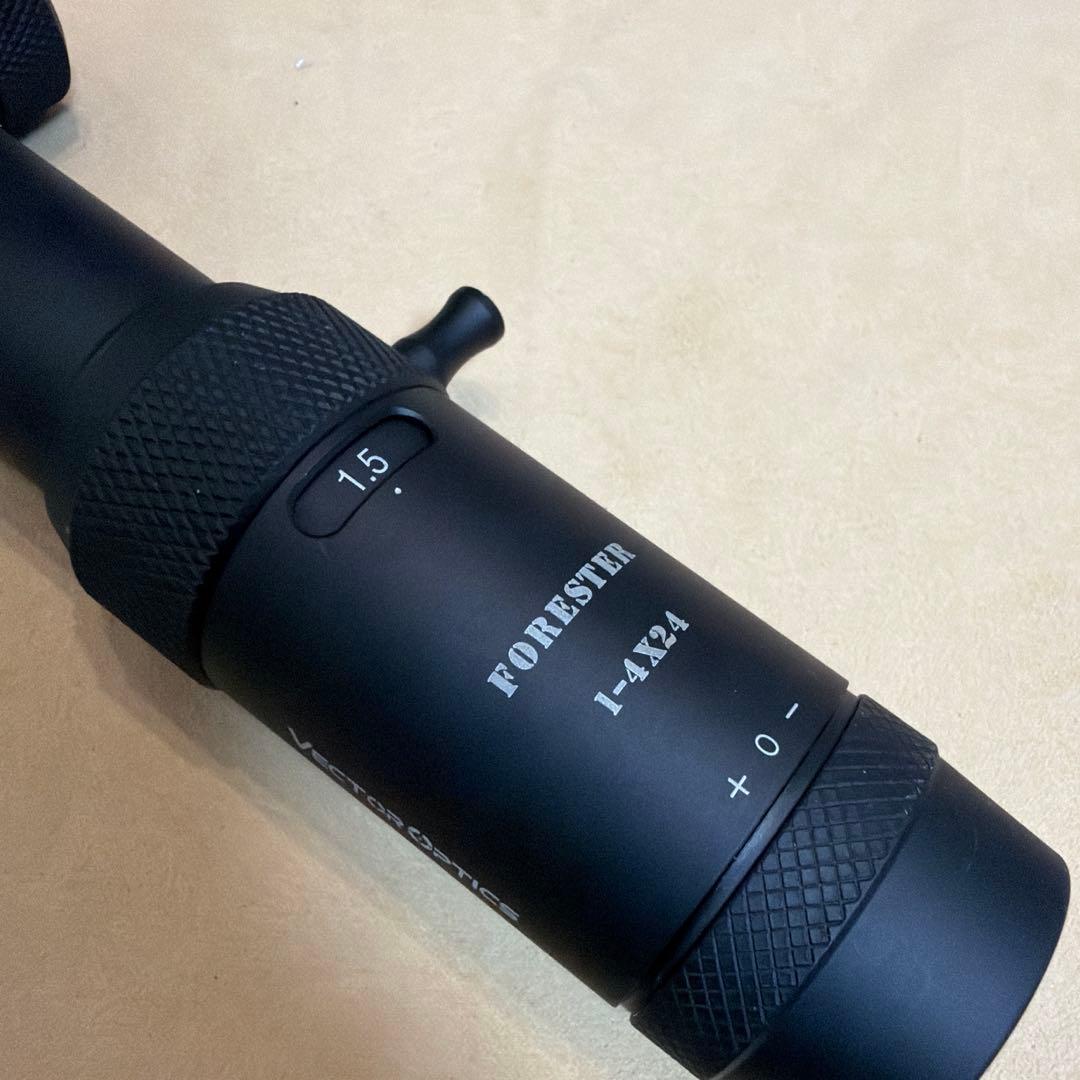 Vector OpticsフォレスターJr. 1-4x24箱付き