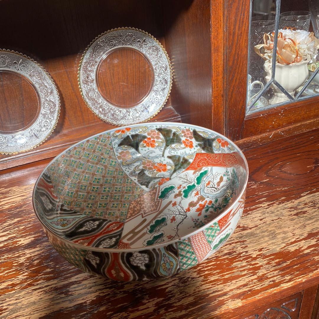 伊万里の大鉢です、直径28センチ、高さ10センチにならります。