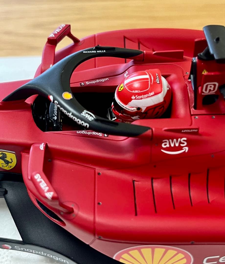 C.ルクレール フェラーリF1-75 1/18、アルファロメオ1/2ヘルメット