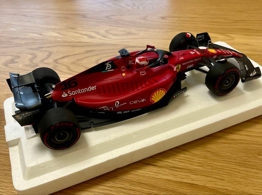 C.ルクレール フェラーリF1-75 1/18、アルファロメオ1/2ヘルメット