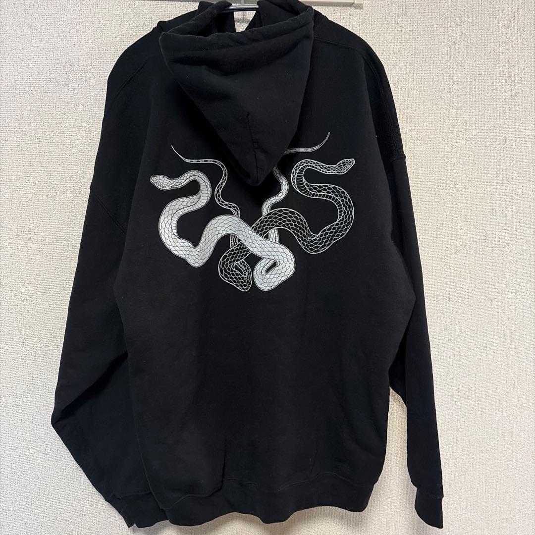 KNOSIS 蛇刺繍 フード付きパーカー 黒
