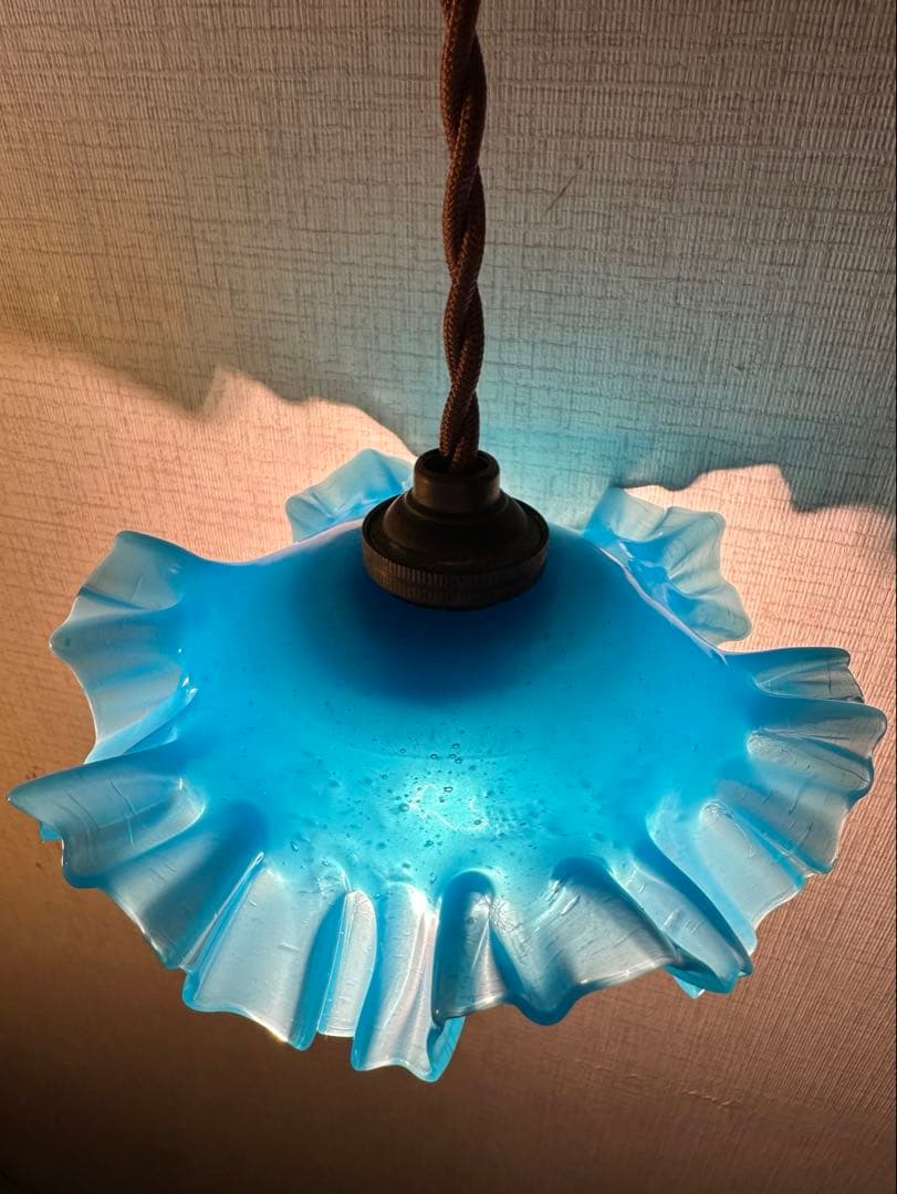 フランス アンティーク 乳白色ブルーオパリンガラスの可愛いお花