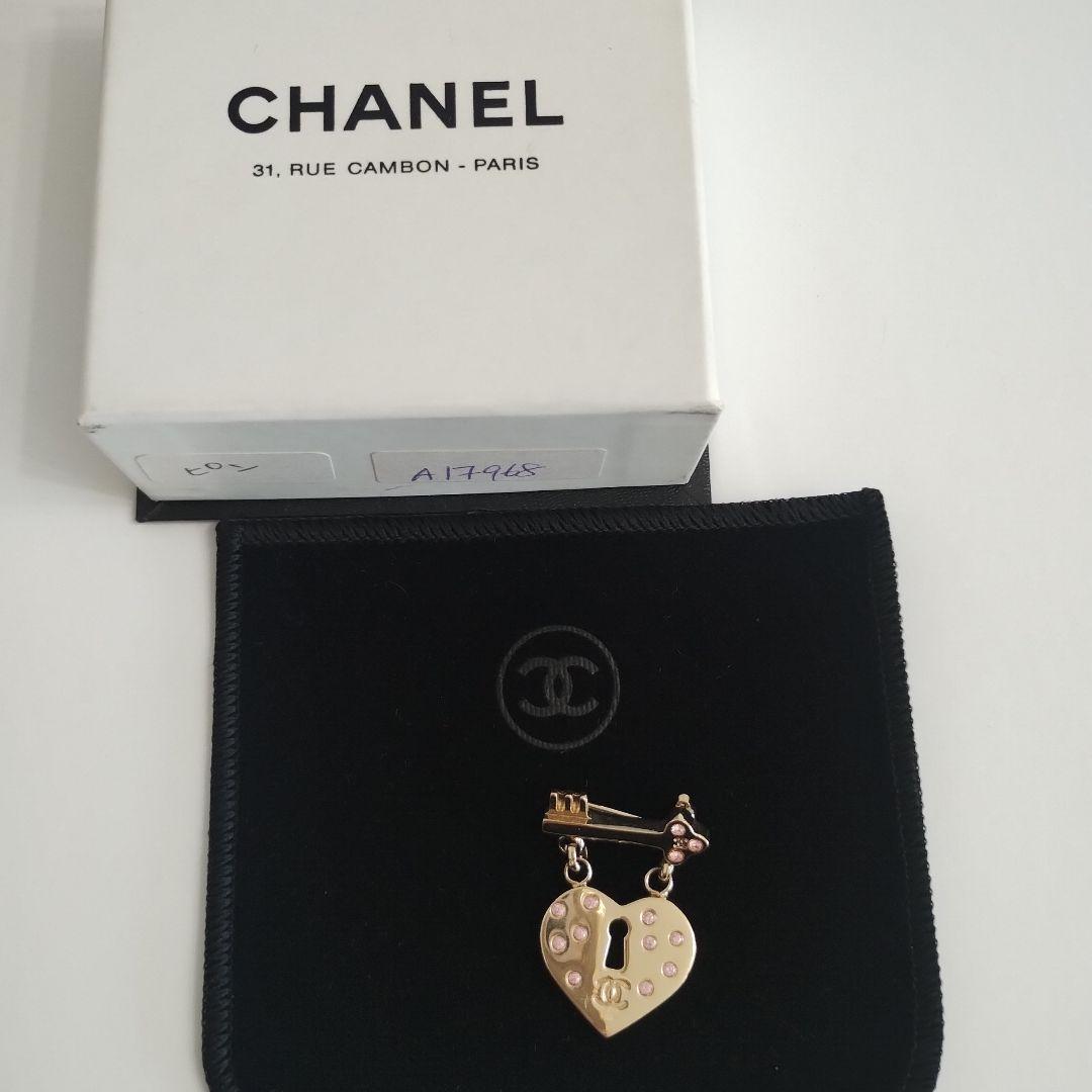 CHANEL ハート型ロックと鍵のブローチ