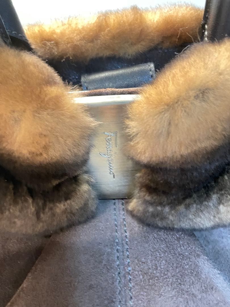 【mana】フェラガモ ヴァラリボン スエード ファーハンドバック