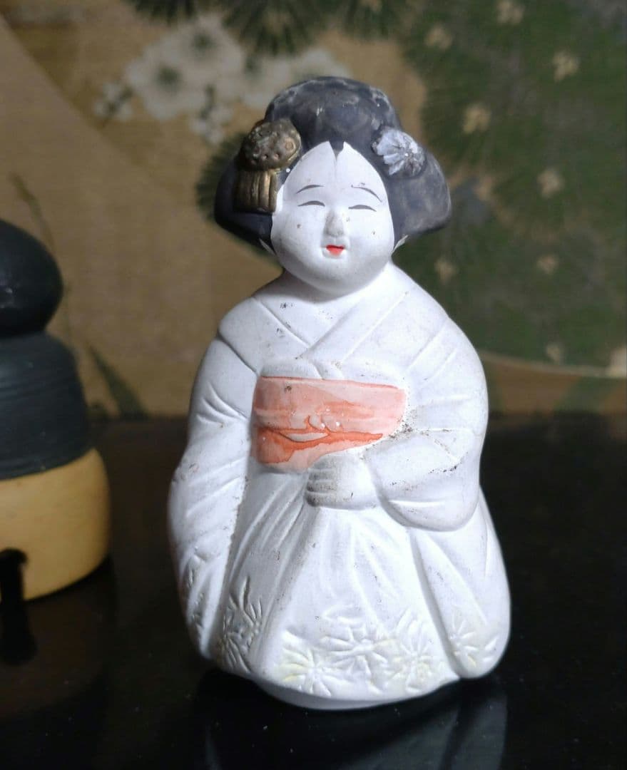 70年前 の土鈴舞妓さん 70年前 の土鈴舞妓さん ○ 舞妓さんが増えました ○