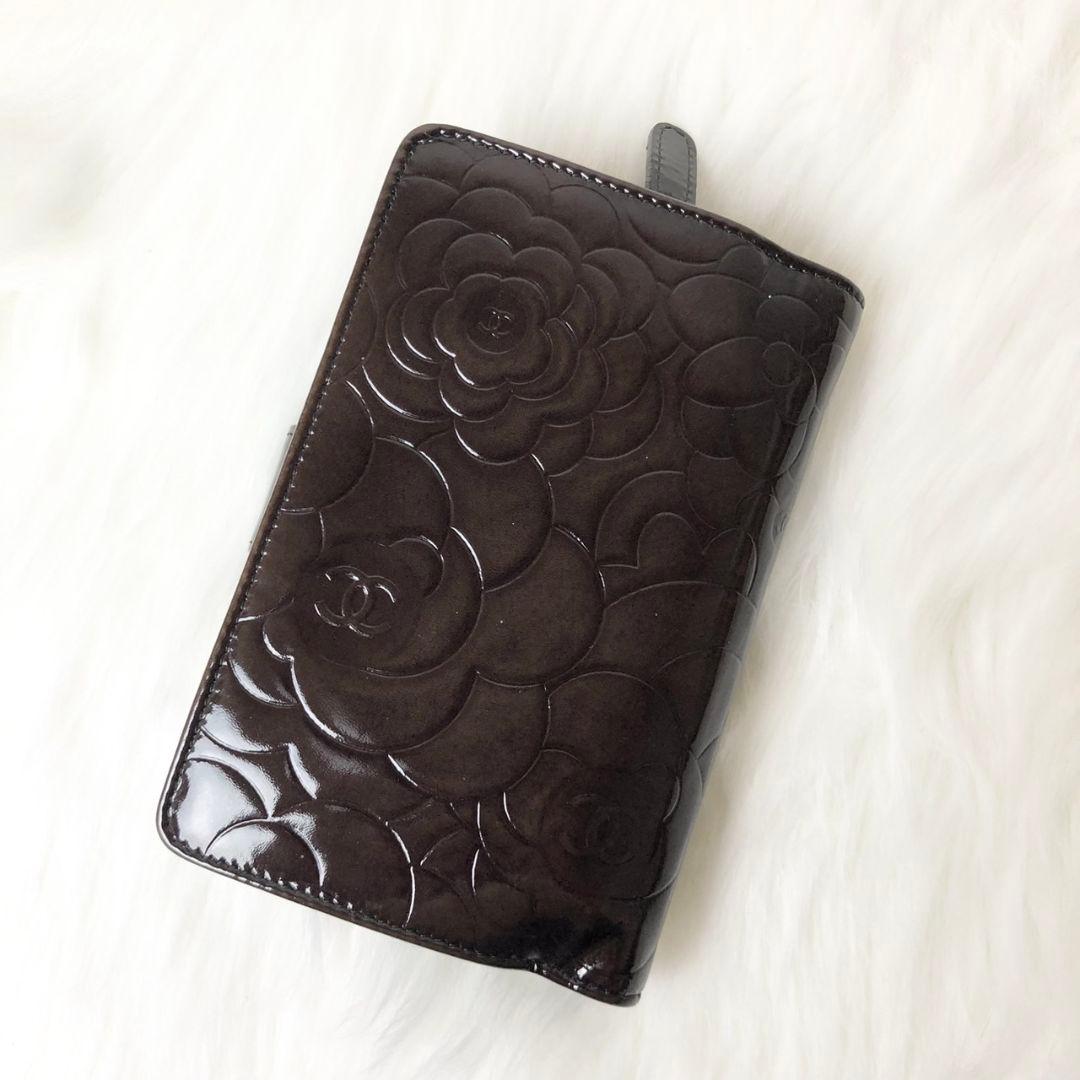 【美品】CHANEL 二つ折り財布 カメリア ココマーク パテントレザー